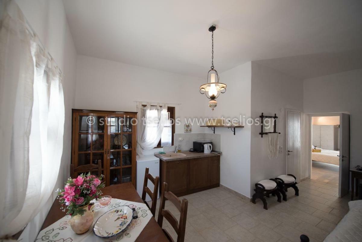 Charouda Stone Tower Apartment Pyrgos Dirou Ngoại thất bức ảnh